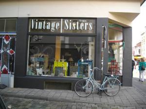 Vintage sisters 1